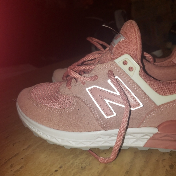 Pretty in pink New Balance - Picture 6 of 7